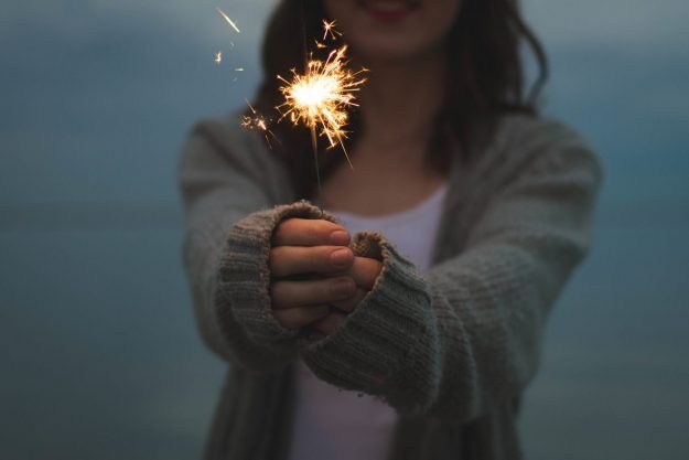 hand-light-girl-woman-sunlight-sparkler-2807-pxhere.com