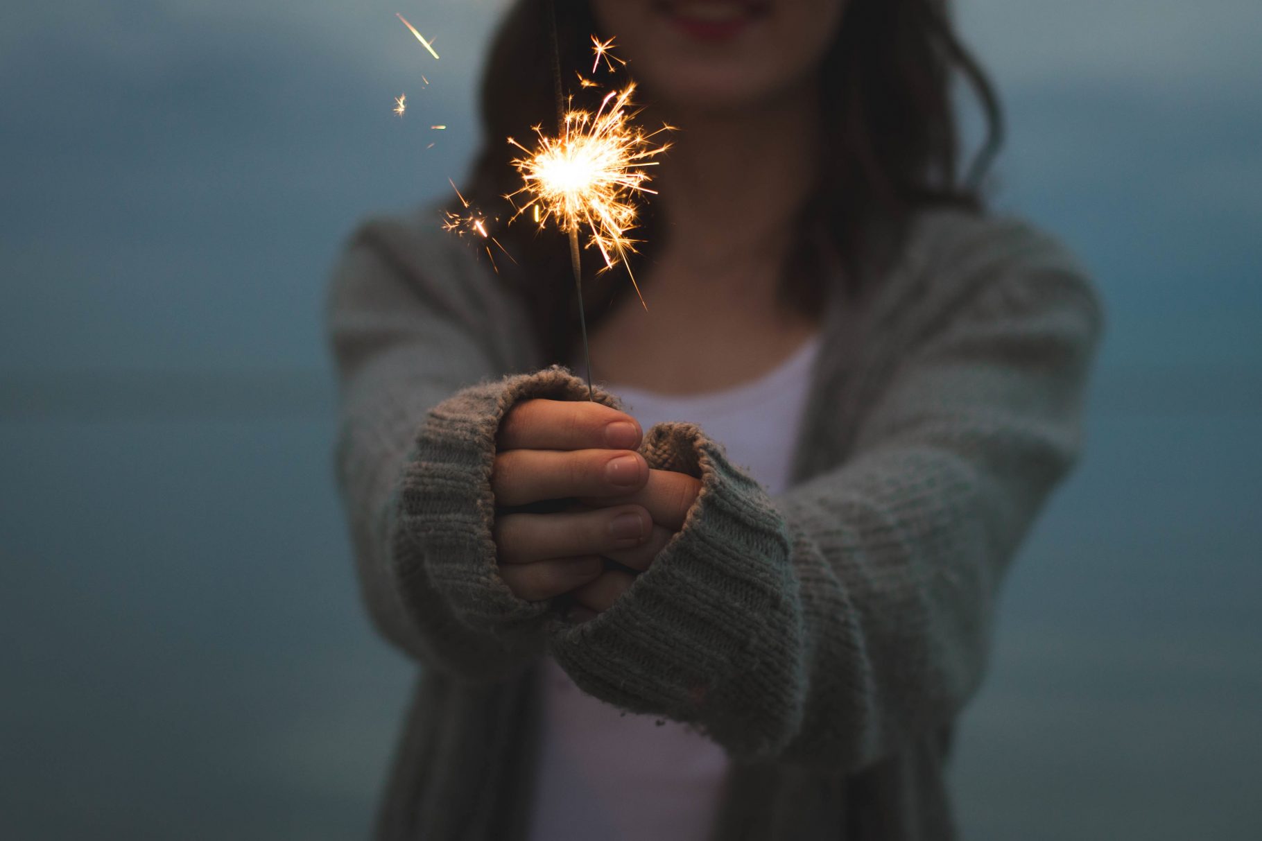 hand-light-girl-woman-sunlight-sparkler-2807-pxhere.com